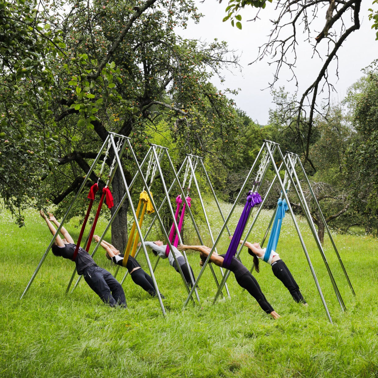 Aerial Yoga auf der WIese