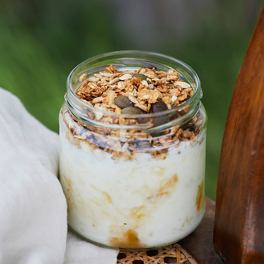 Müsli im Glas auf Joghurt