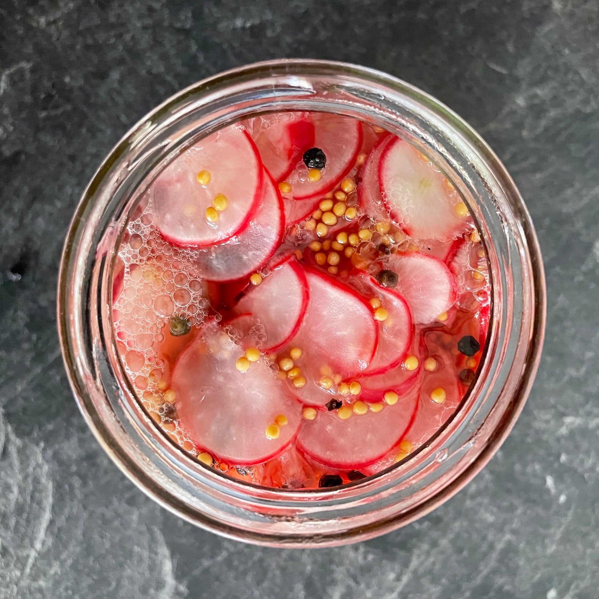 eingemachte Radieschen im Glas