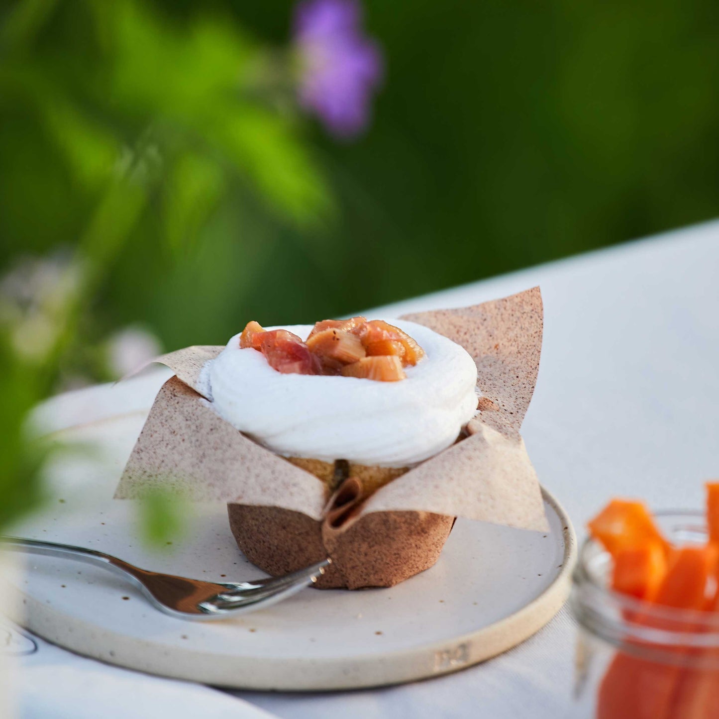 Rhabarbercupcake auf Teller